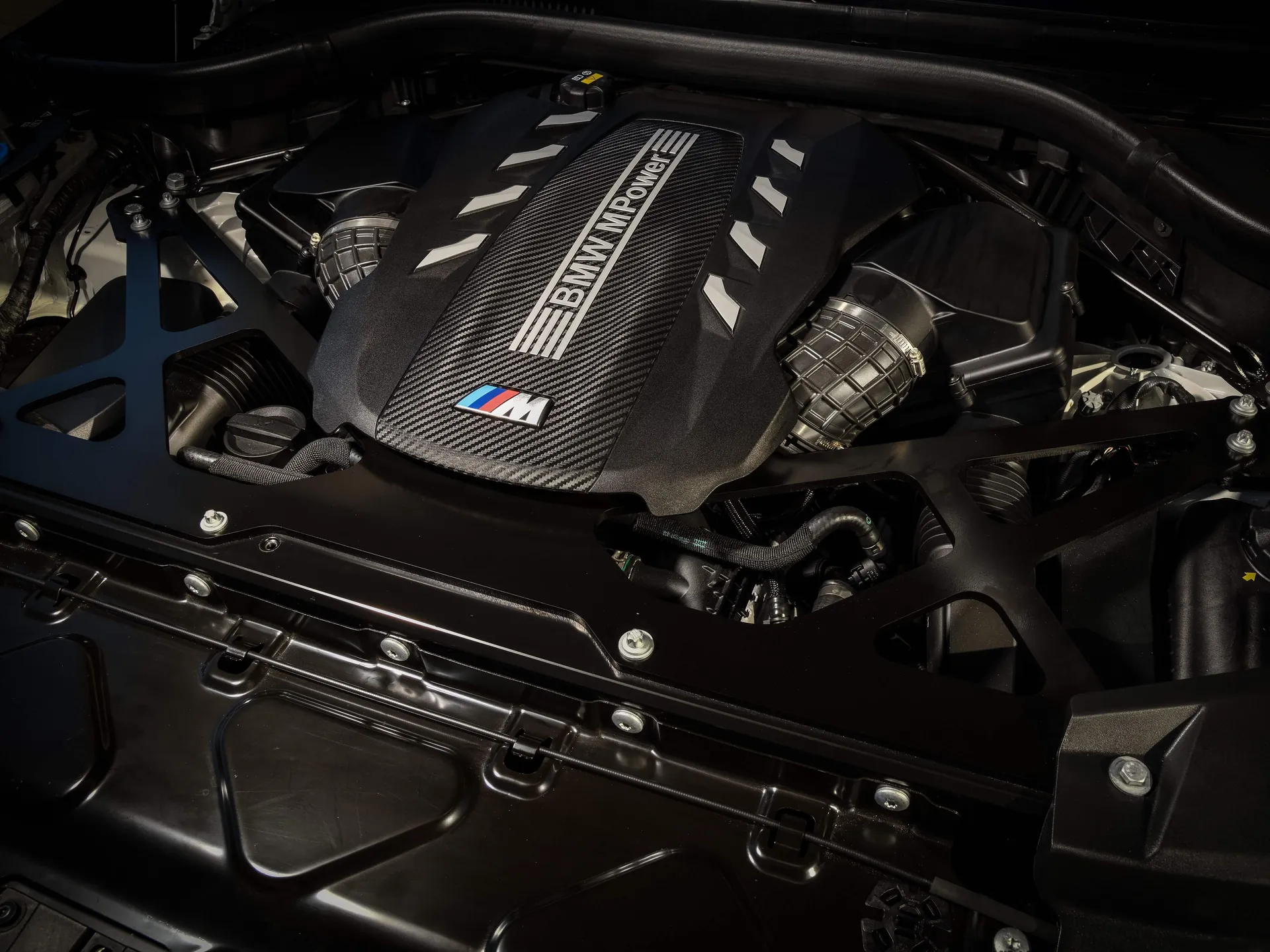 BMW X6 M Competition (2020) – motorový prostor