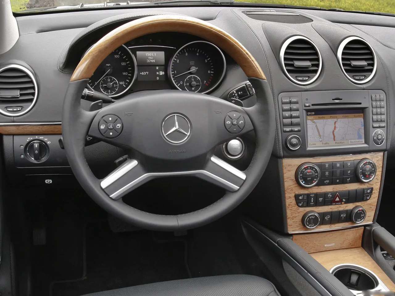 Mercedes-Benz GL550 (2010) - Interior