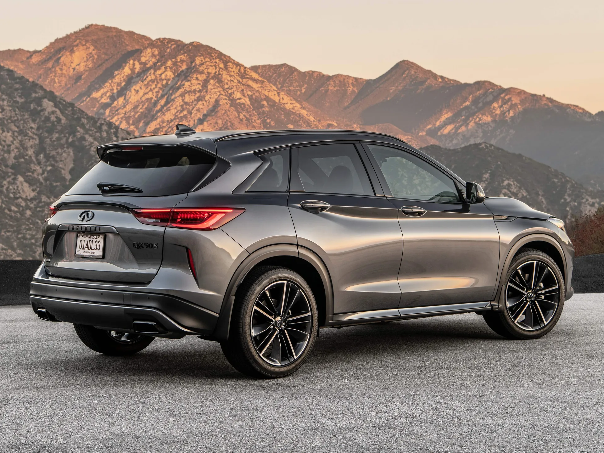 Infiniti QX50 Sport (2023) – zadní tříčtvrteční pohled