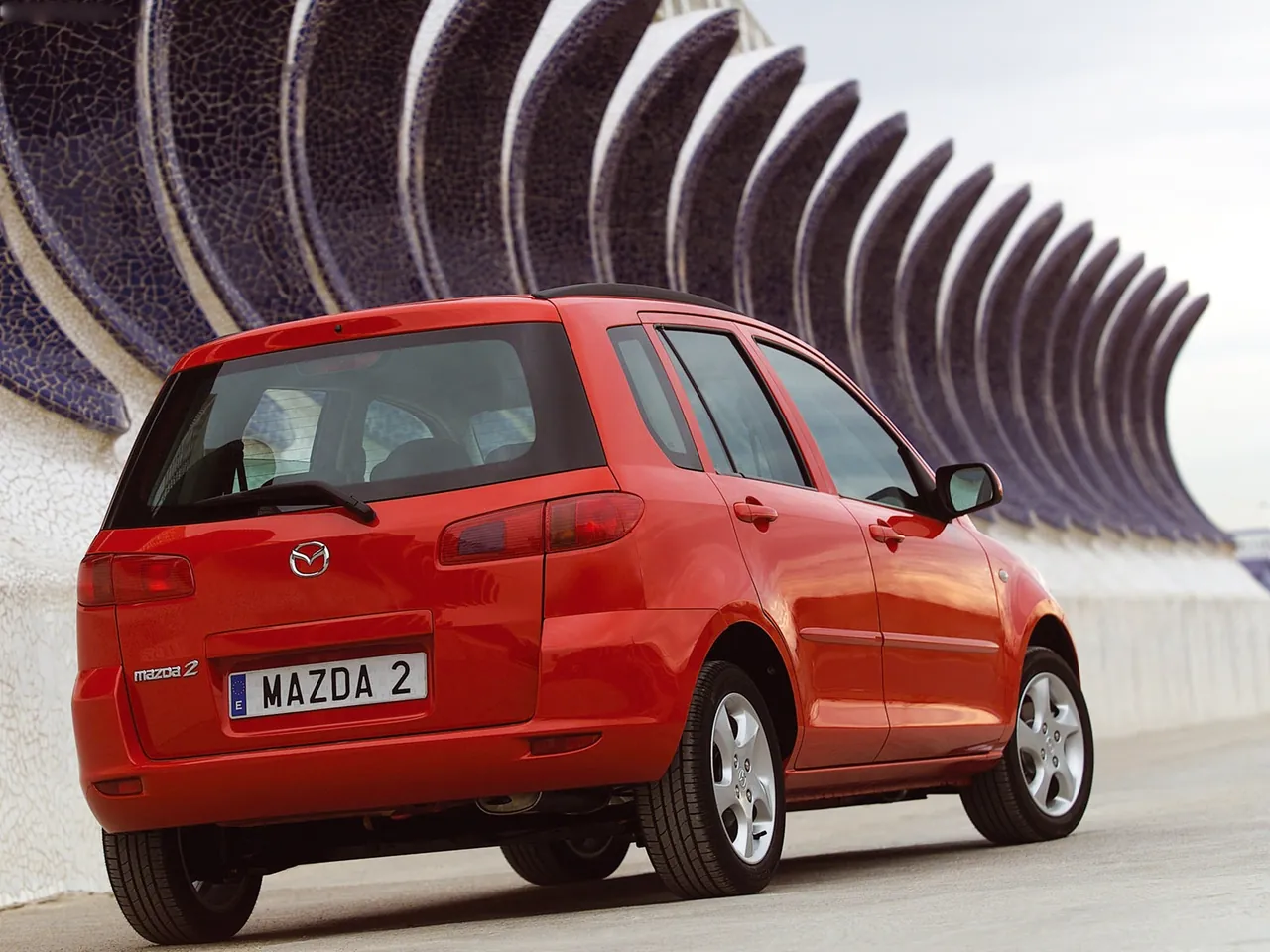 Mazda 2 (2003) – zadní tříčtvrteční pohled