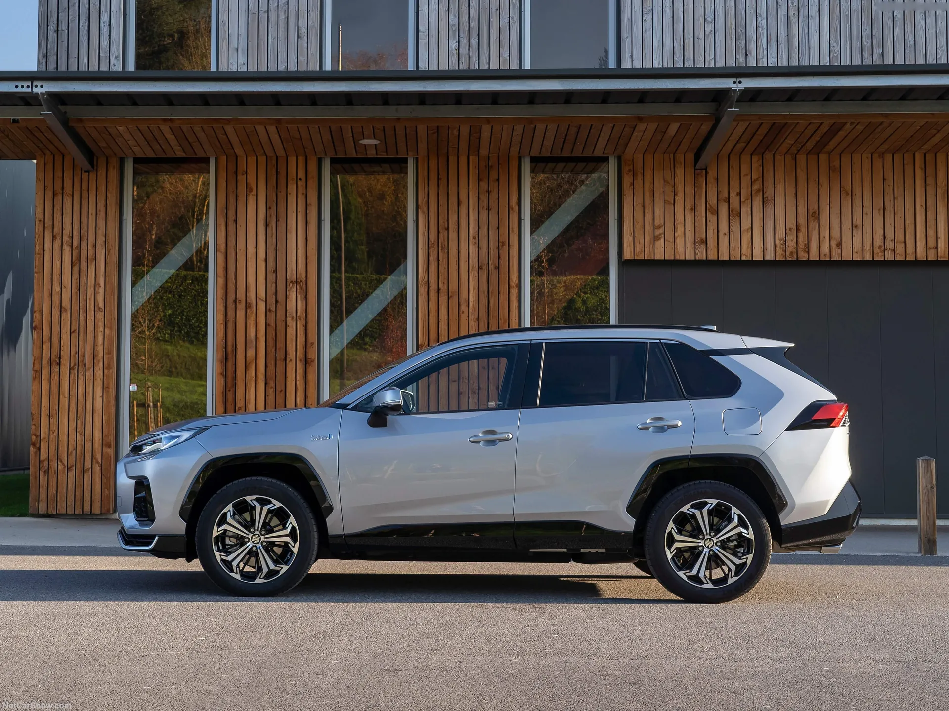 Suzuki Across (2021) – boční profil