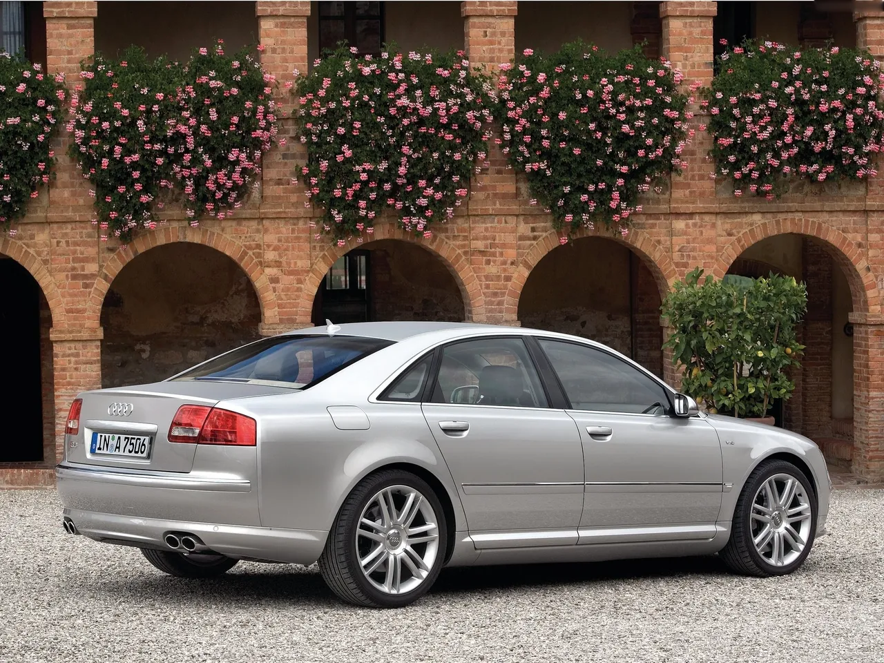 Audi S8 (2006) – zadní tříčtvrteční pohled