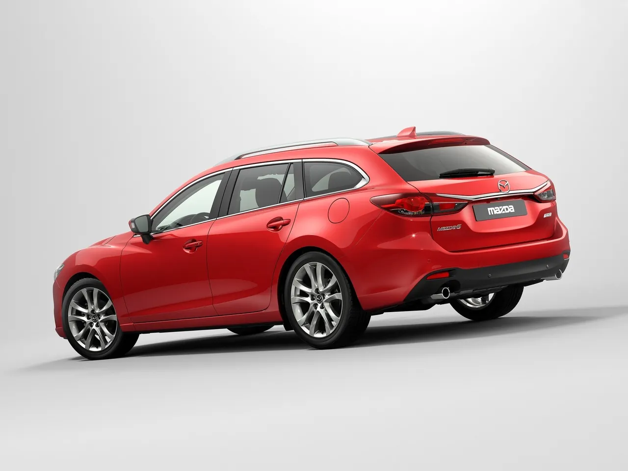 Mazda 6 Wagon (2013) – zadní tříčtvrteční pohled
