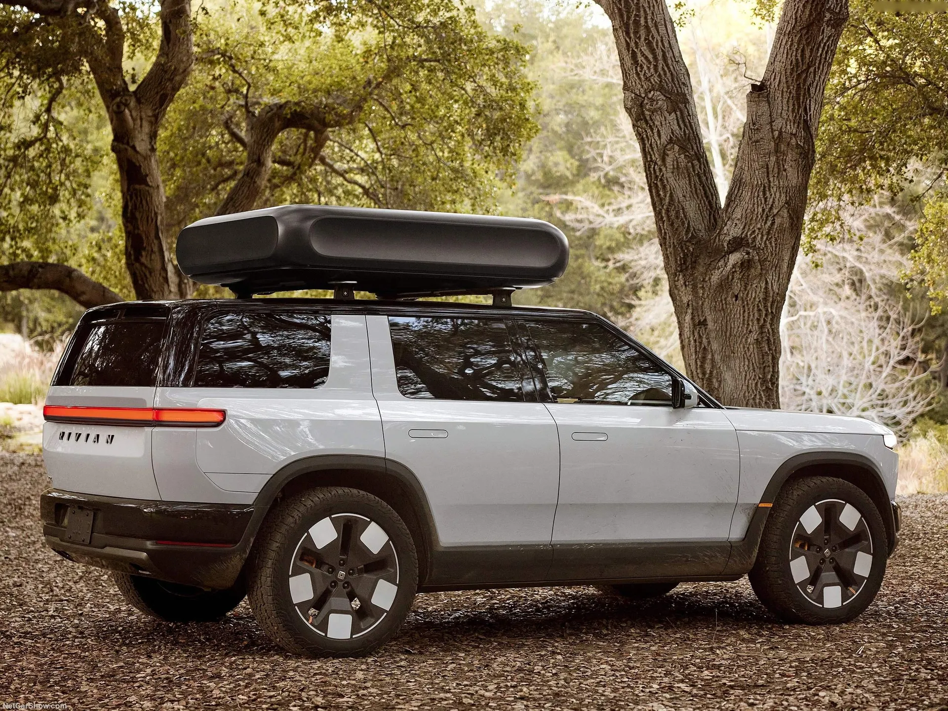 Rivian R2 (2027) – zadní tříčtvrteční pohled