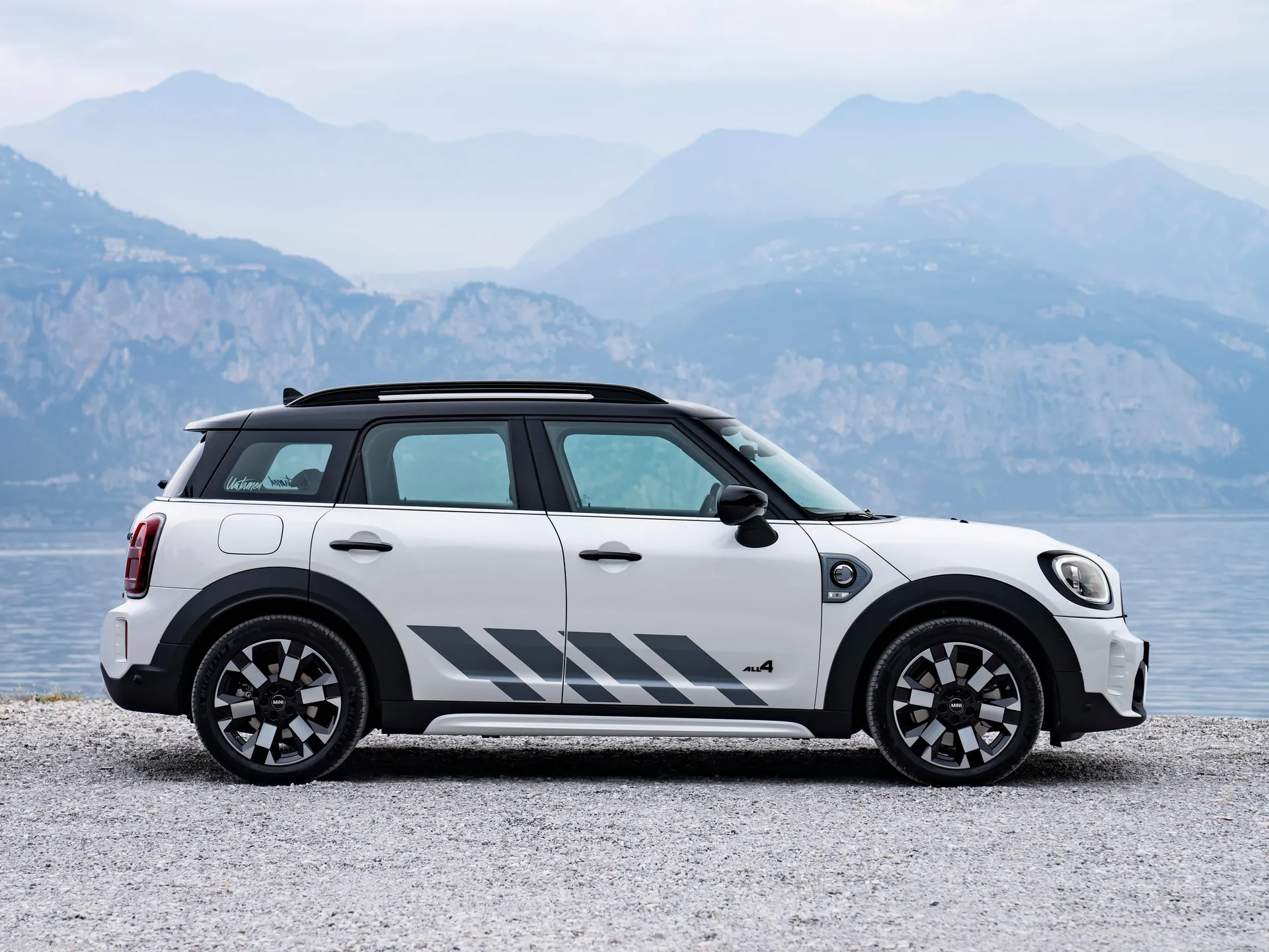 Mini Countryman Cooper SE ALL4 Untamed Edition (2023) – boční profil