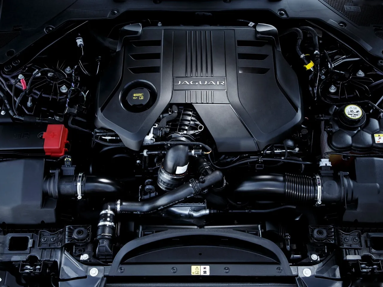 Jaguar XF (2016) – motorový prostor
