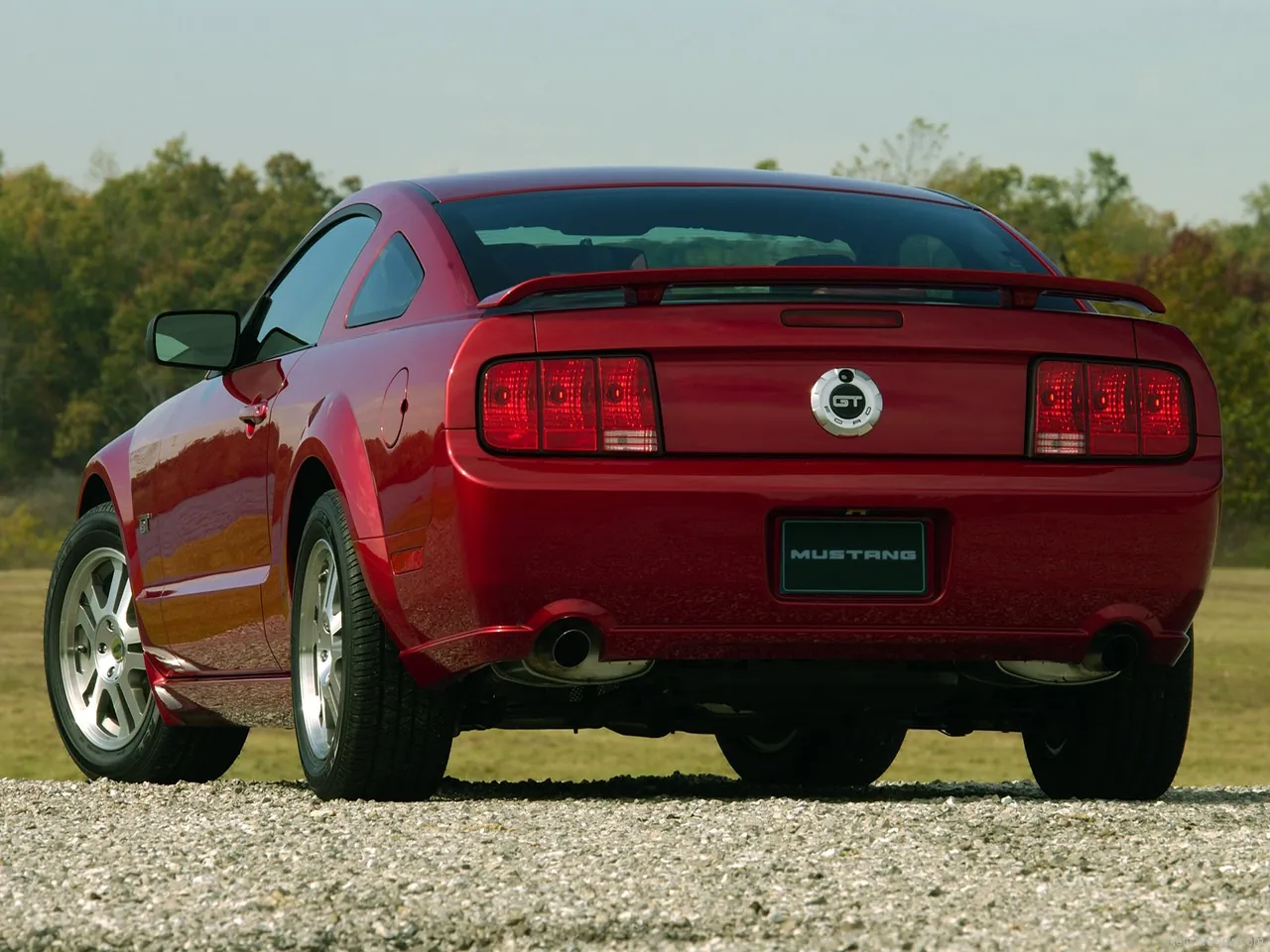 Ford Mustang GT (2005) – zadní tříčtvrteční pohled