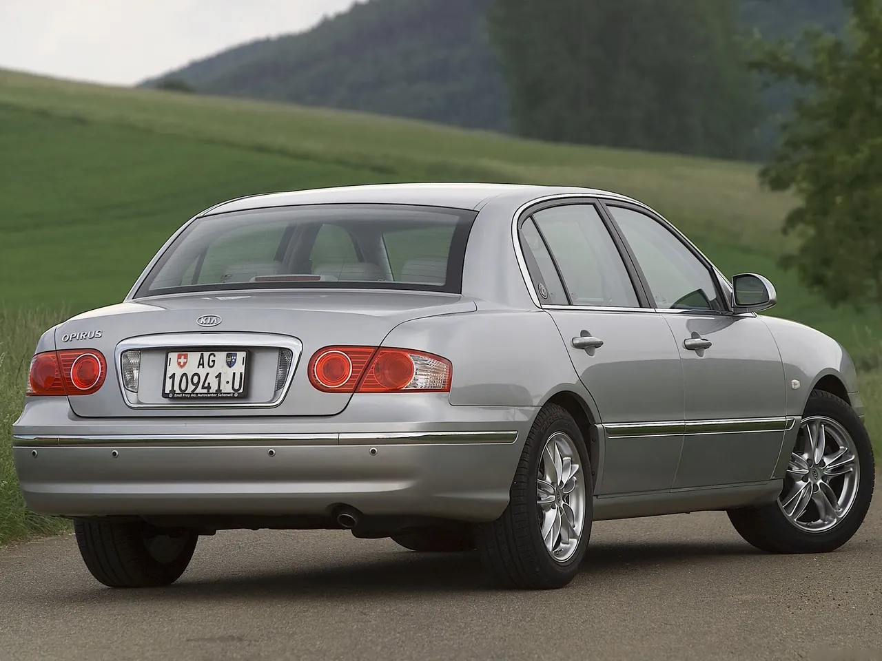 Kia Opirus (2005) – zadní tříčtvrteční pohled