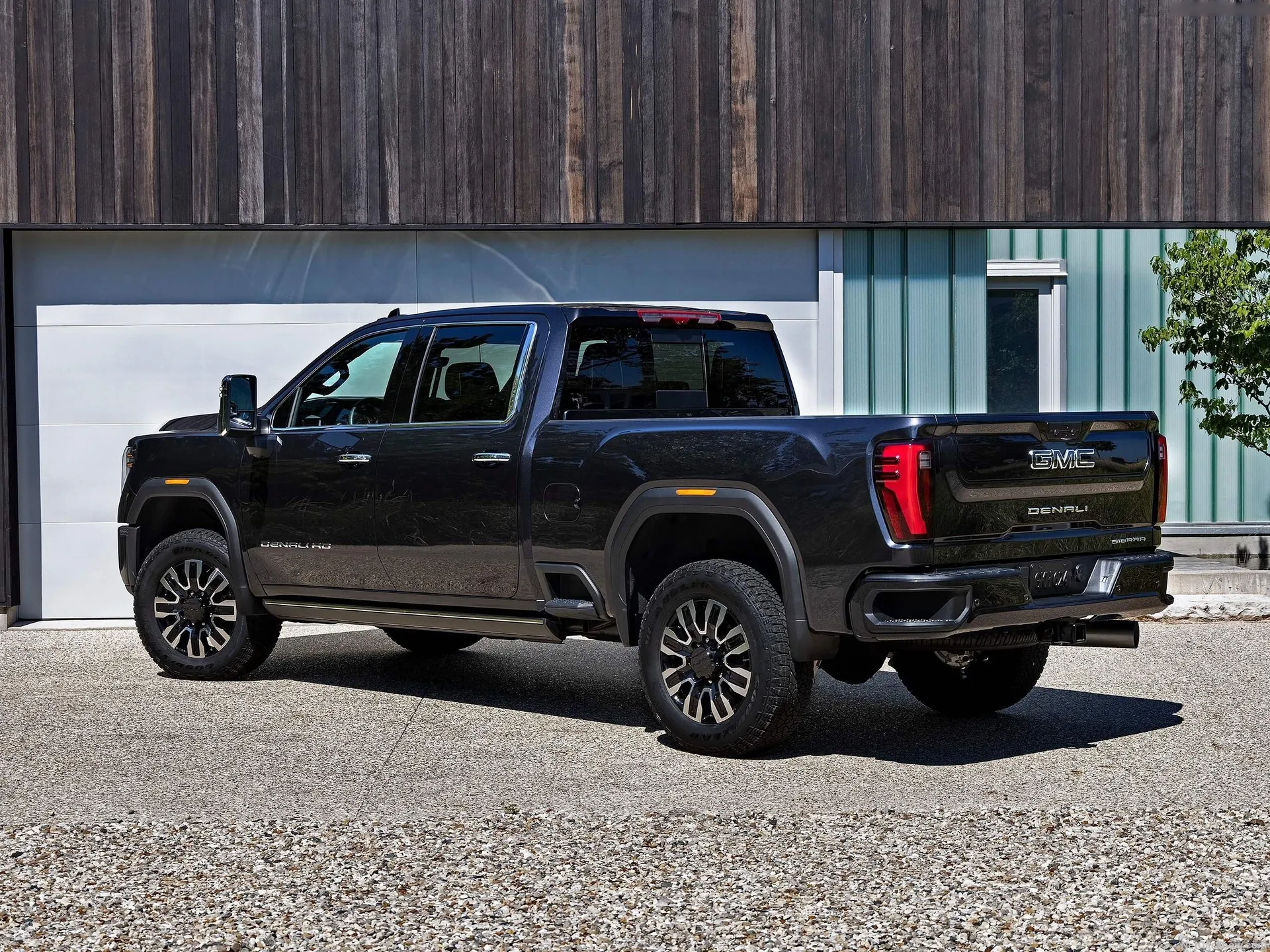 GMC Sierra HD (2024) – zadní tříčtvrteční pohled