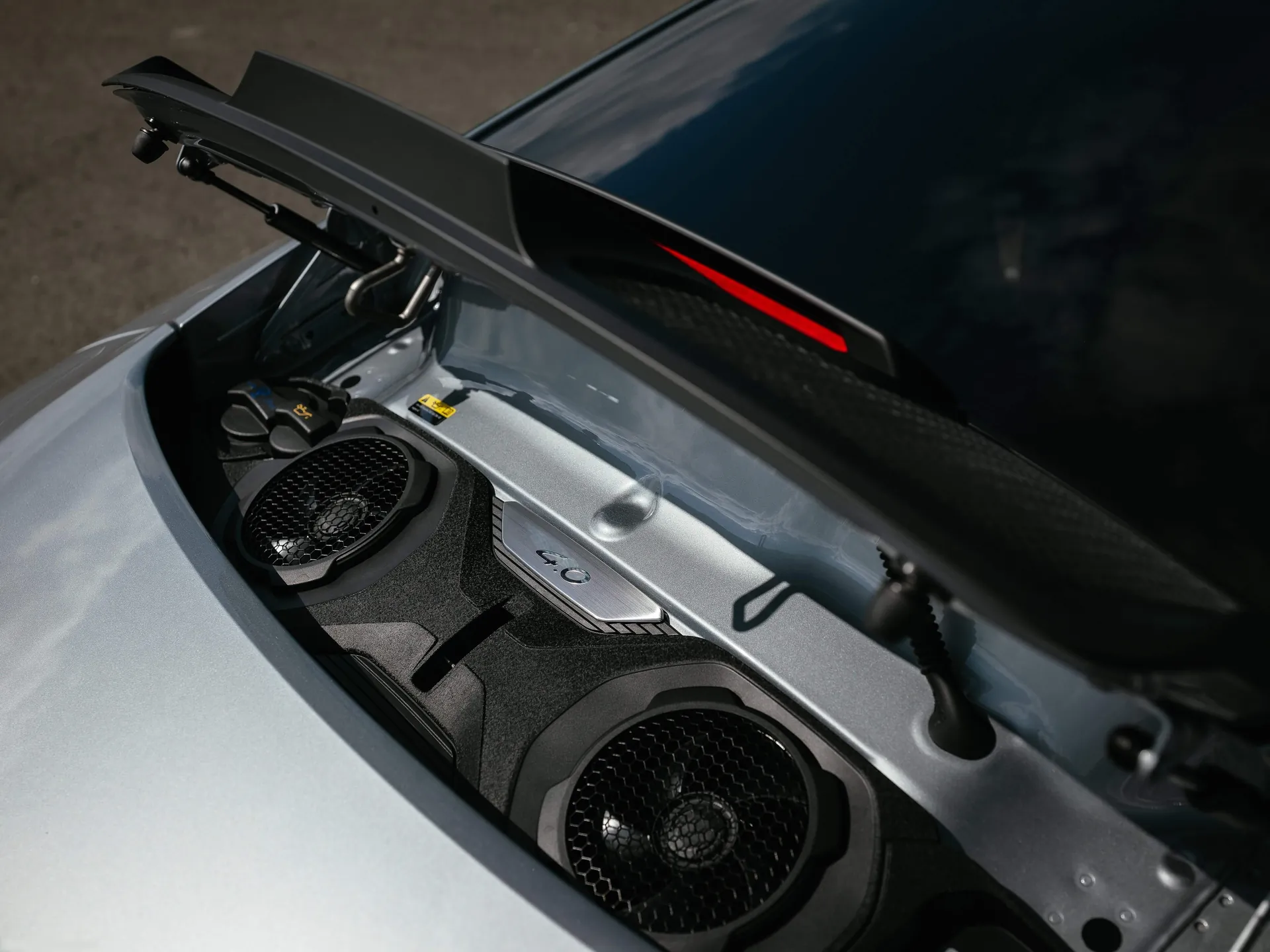 Porsche 911 GT3 Touring (2022) – motorový prostor