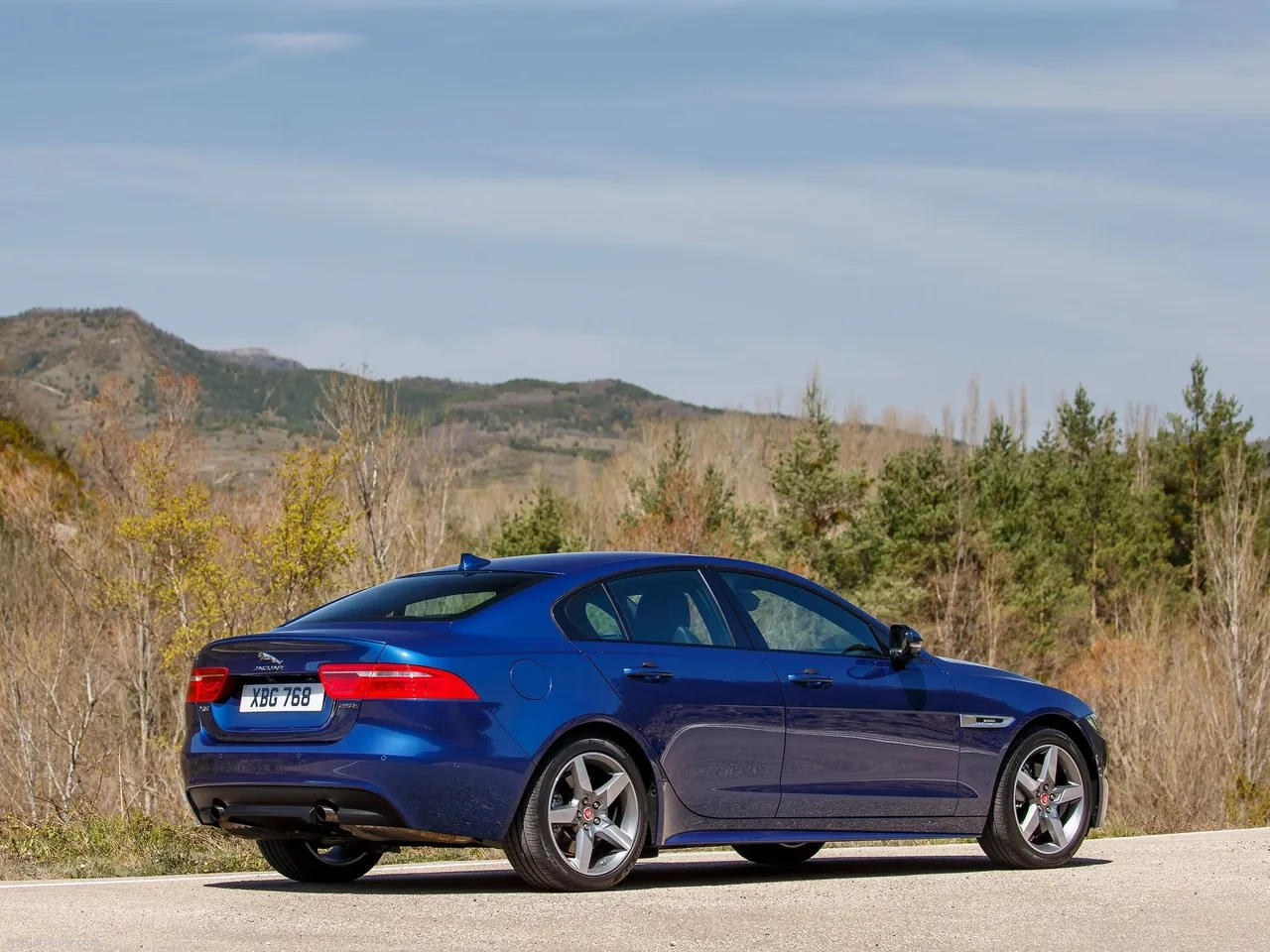 Jaguar XE (2016) – zadní tříčtvrteční pohled
