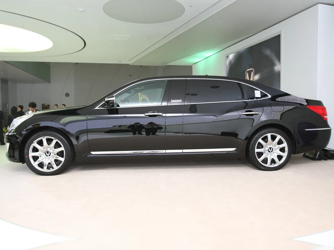 Hyundai Equus Limousine (2010) – boční profil