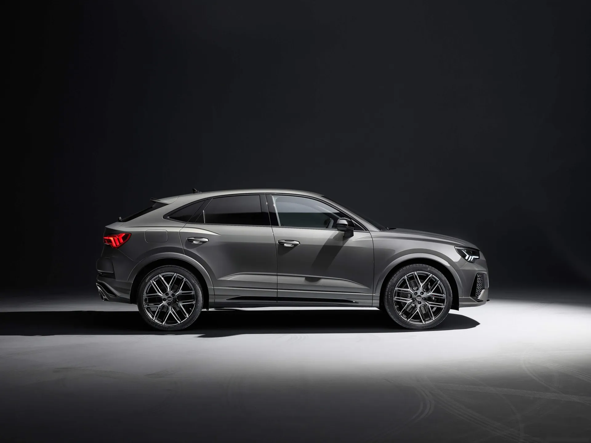 Audi RS Q3 Sportback 10 Years Edition (2023) – boční profil