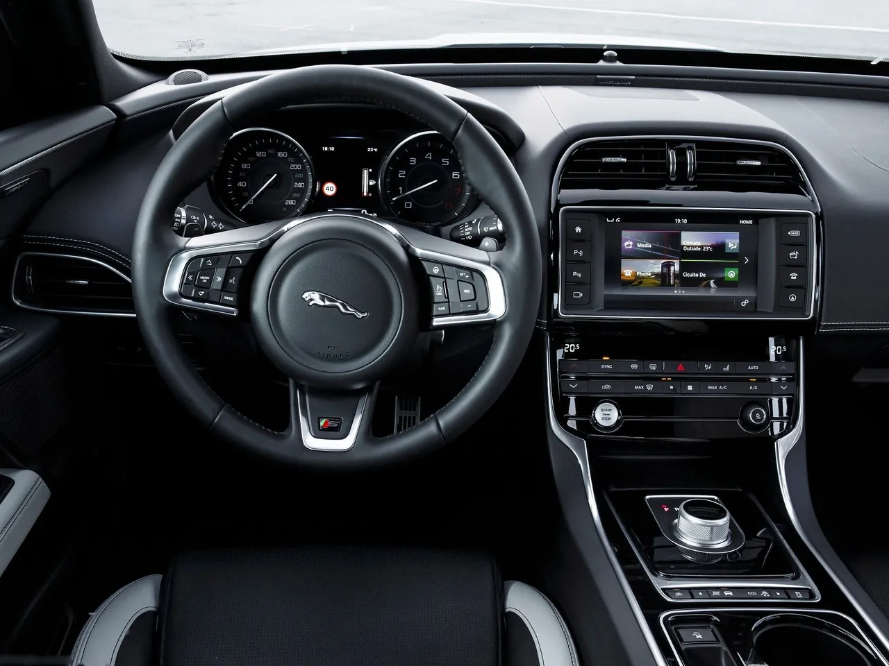 Jaguar XE S (2016) – interiér