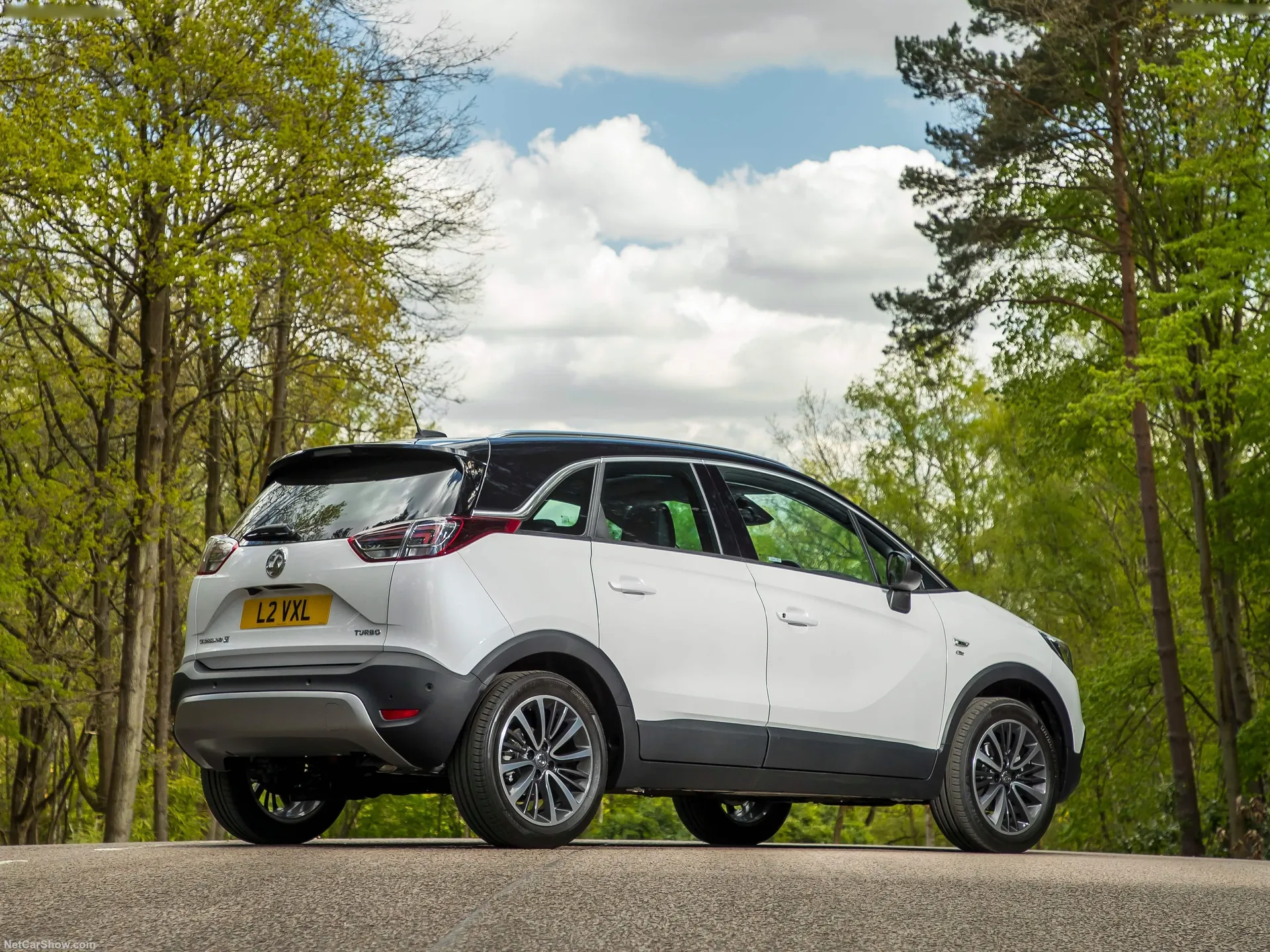 Vauxhall Crossland X (2018) – zadní tříčtvrteční pohled