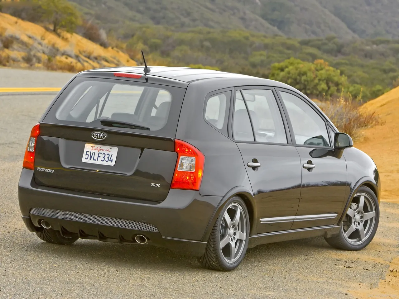 Kia Rondo SX Concept (2007) – zadní tříčtvrteční pohled