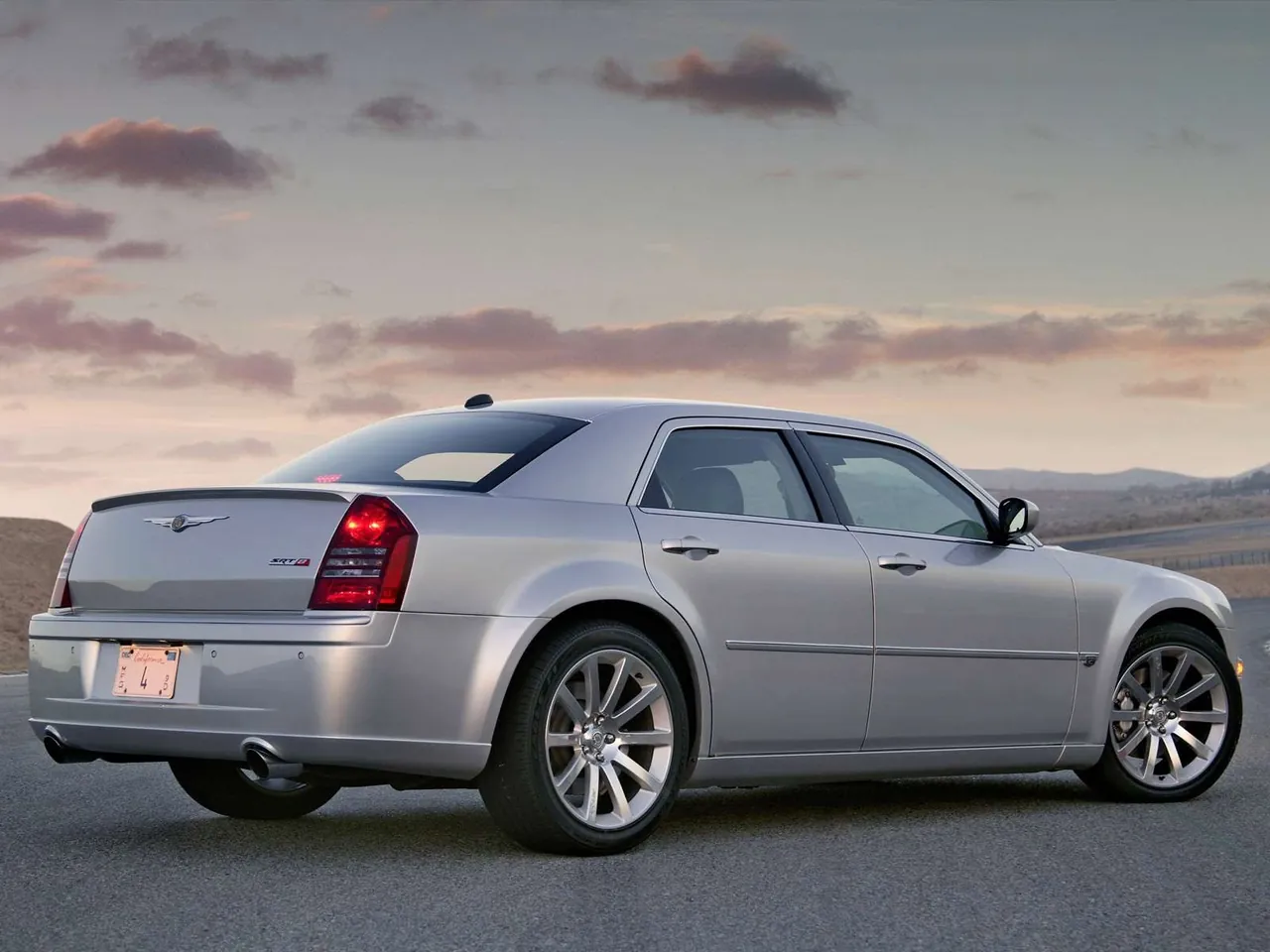Chrysler 300C SRT8 (2005) – zadní tříčtvrteční pohled