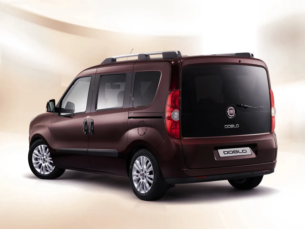 Fiat Doblo (2010) – zadní tříčtvrteční pohled