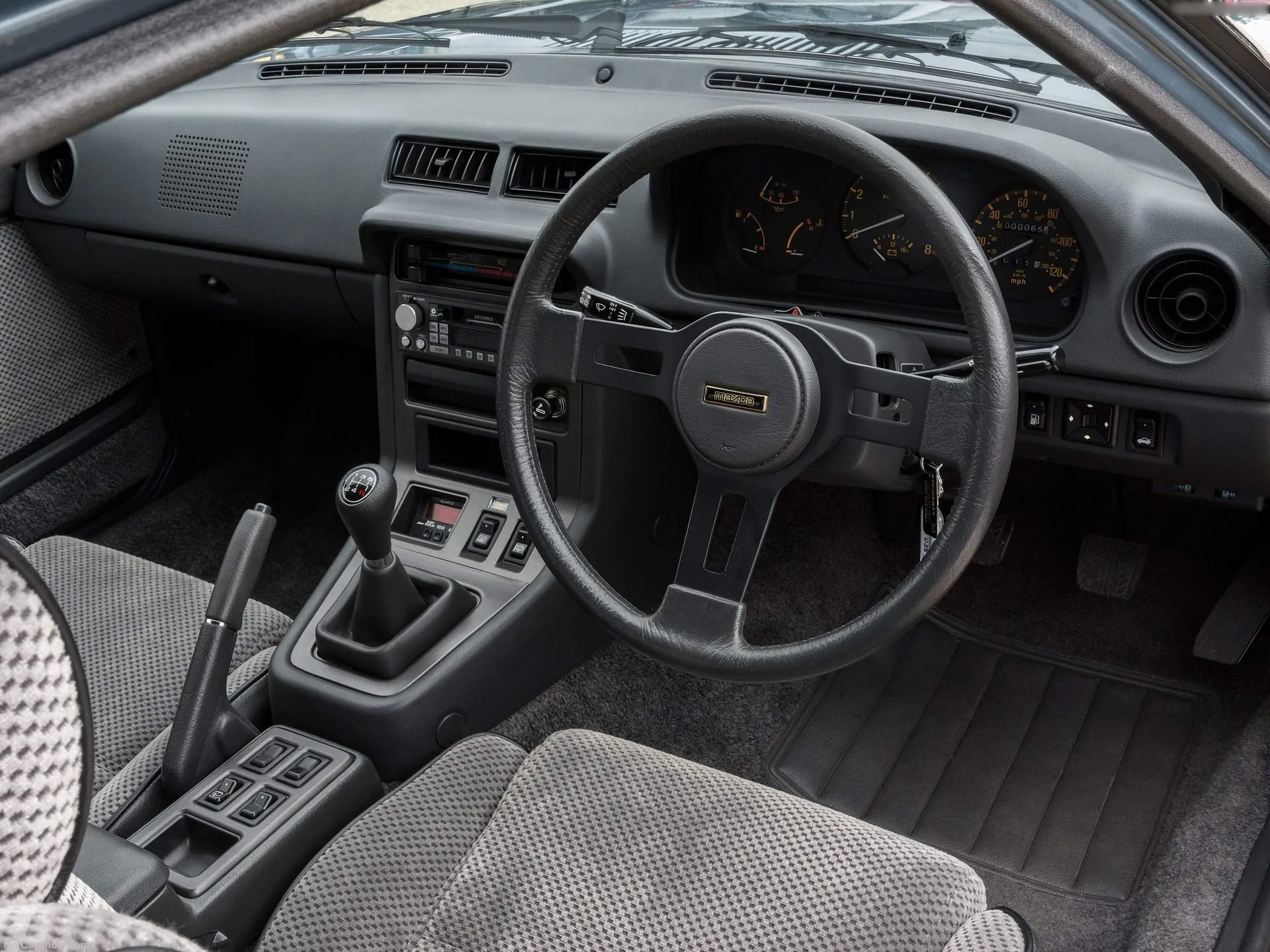 Mazda RX-7 (1984) – interiér