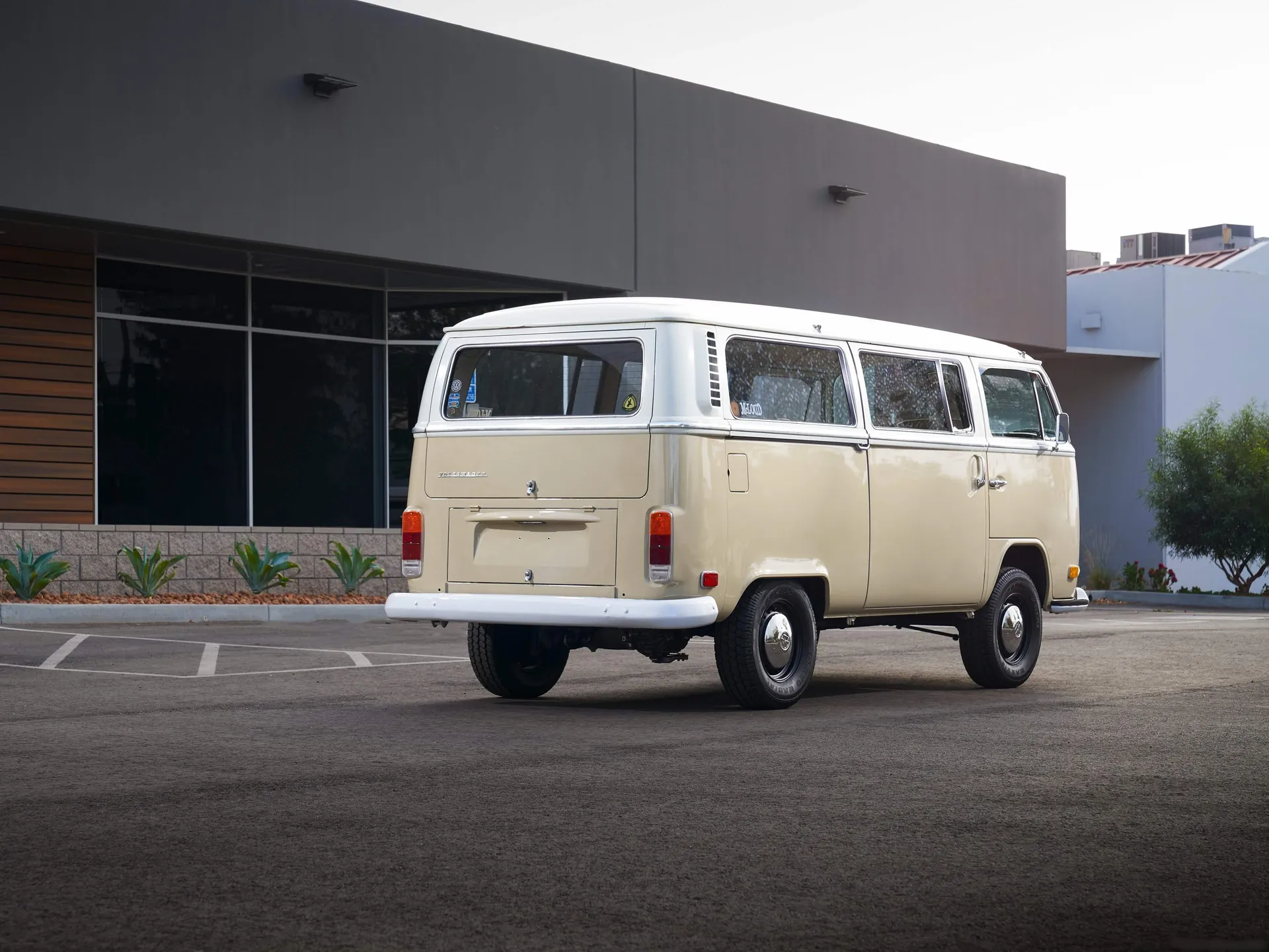 Volkswagen Type 2 Bus Electrified Concept (2019) - Rear Three-Quarter