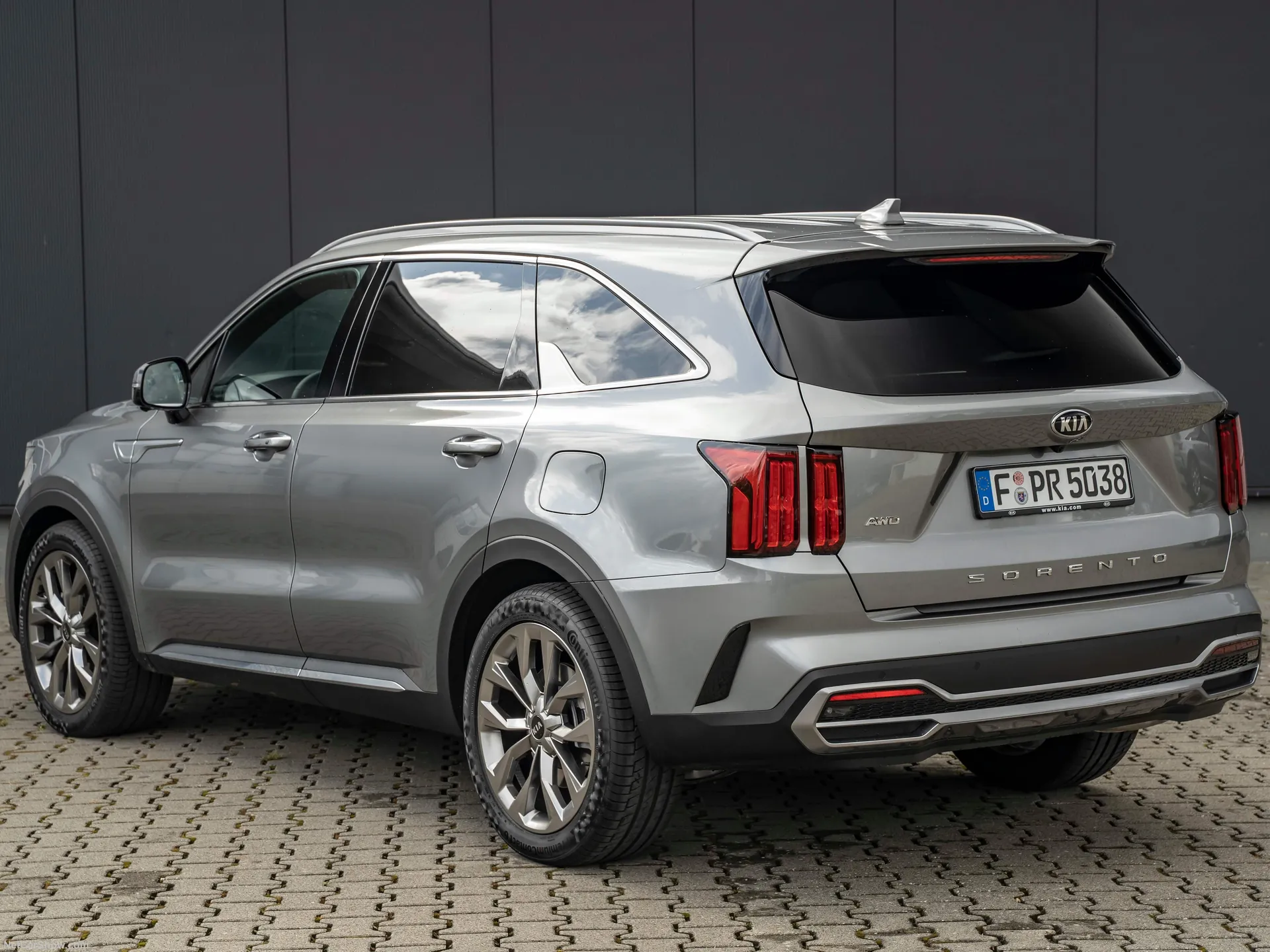 Kia Sorento (2021) – zadní tříčtvrteční pohled