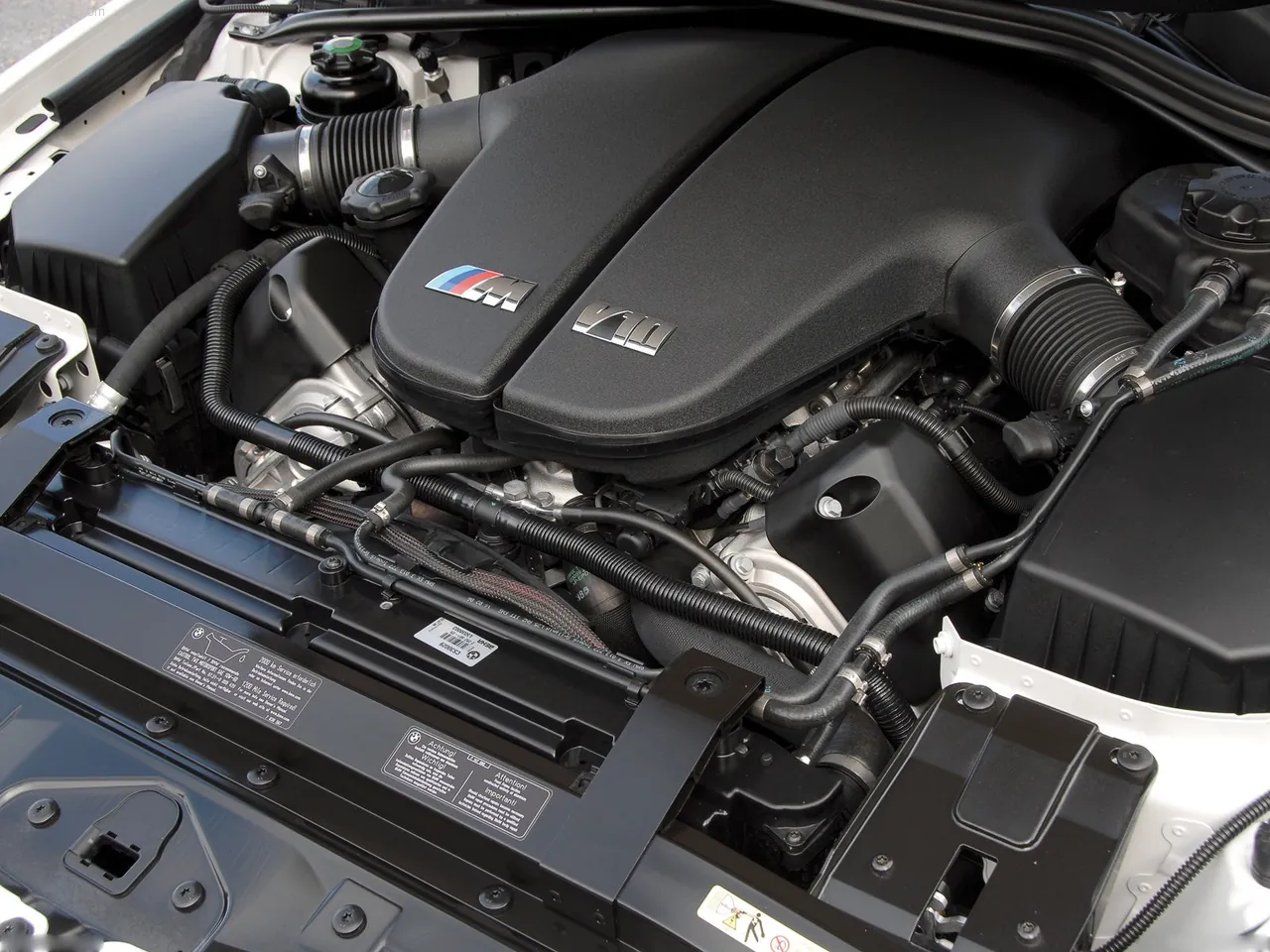 BMW M6 Cabrio (2007) – motorový prostor