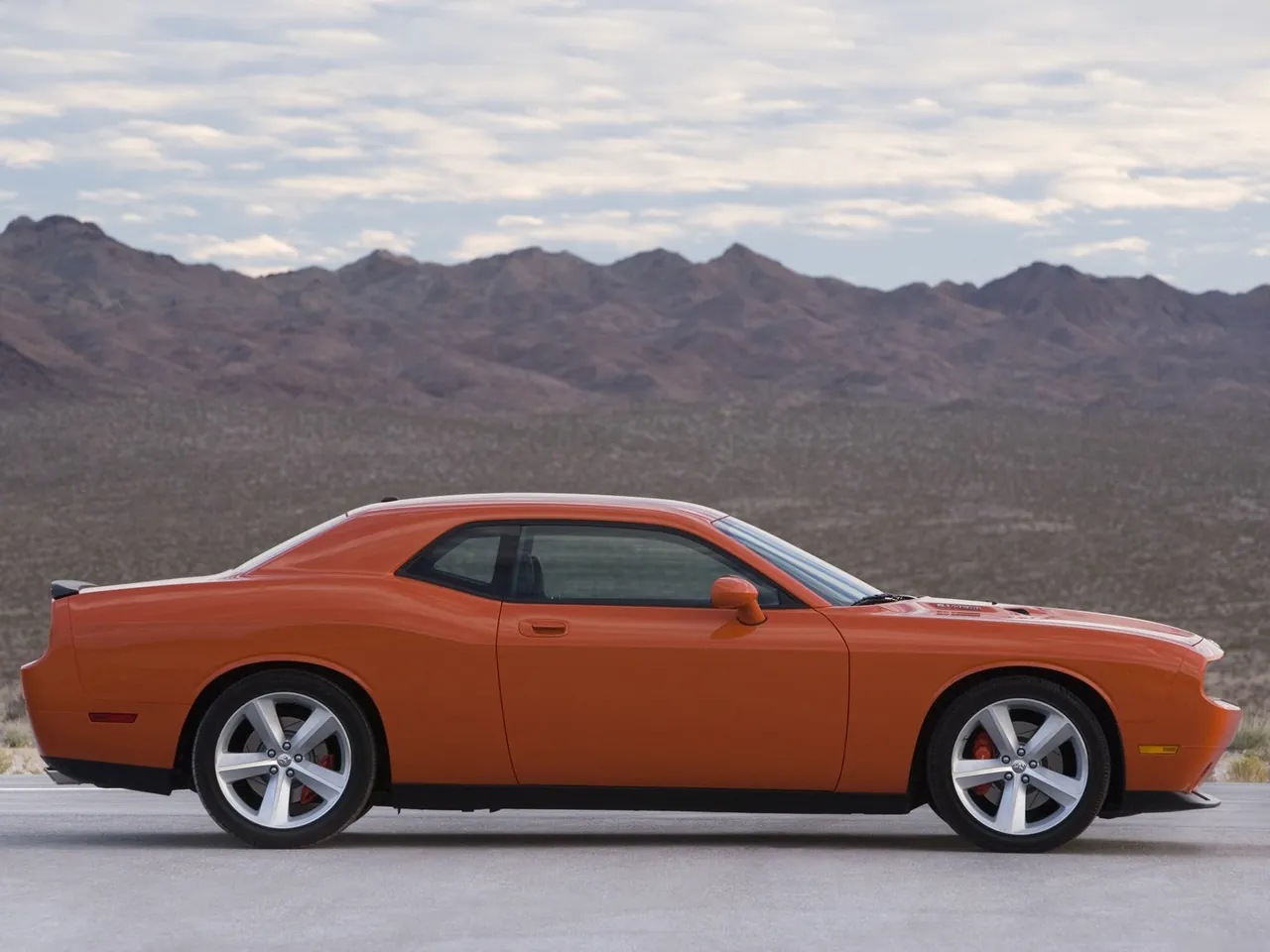Dodge Challenger SRT8 (2008) – boční profil