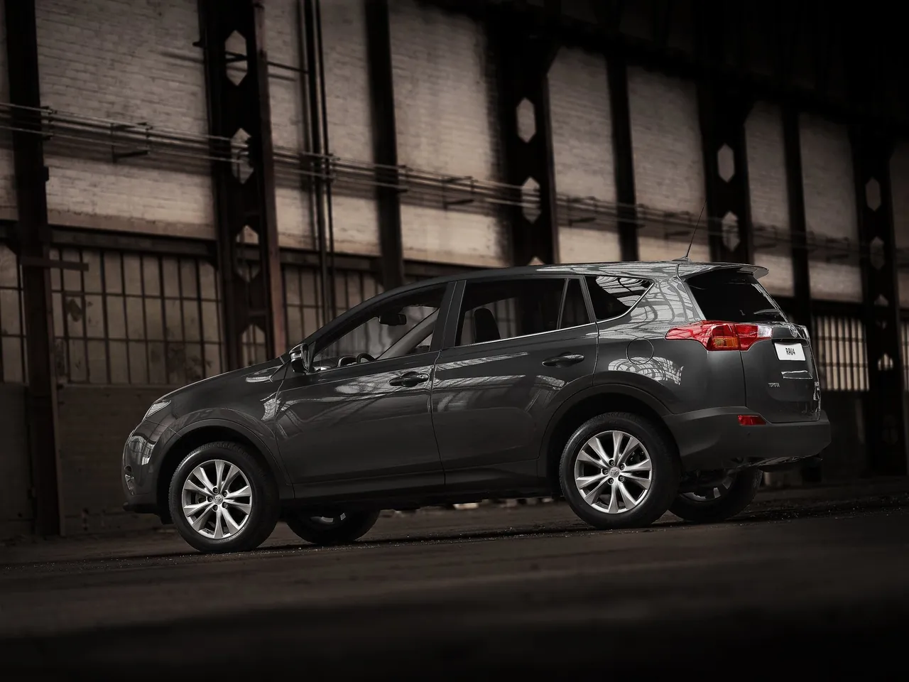 Toyota RAV4 [EU] (2013) – zadní tříčtvrteční pohled