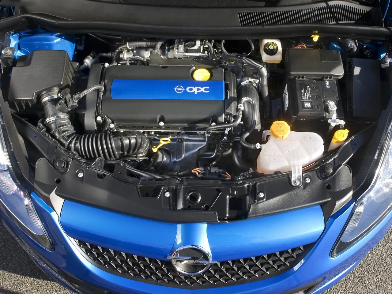 Opel Corsa OPC (2008) – motorový prostor