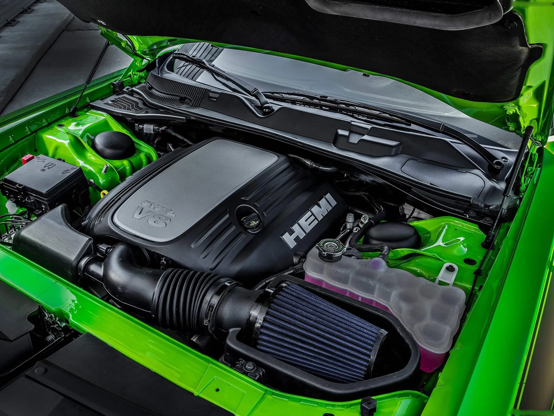 Dodge Challenger TA (2017) – motorový prostor