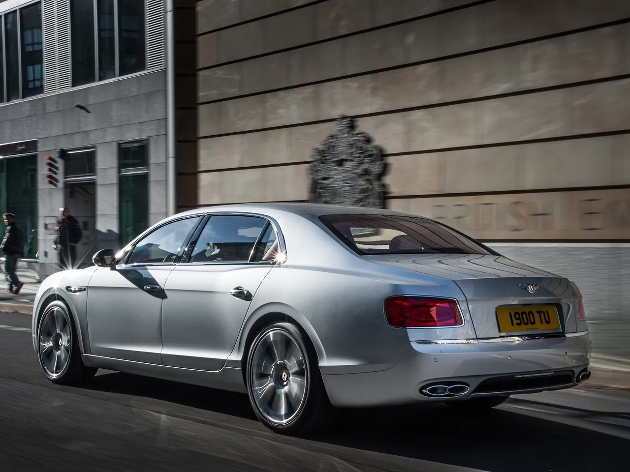 Bentley Flying Spur V8 (2015) - Rear Three-Quarter
