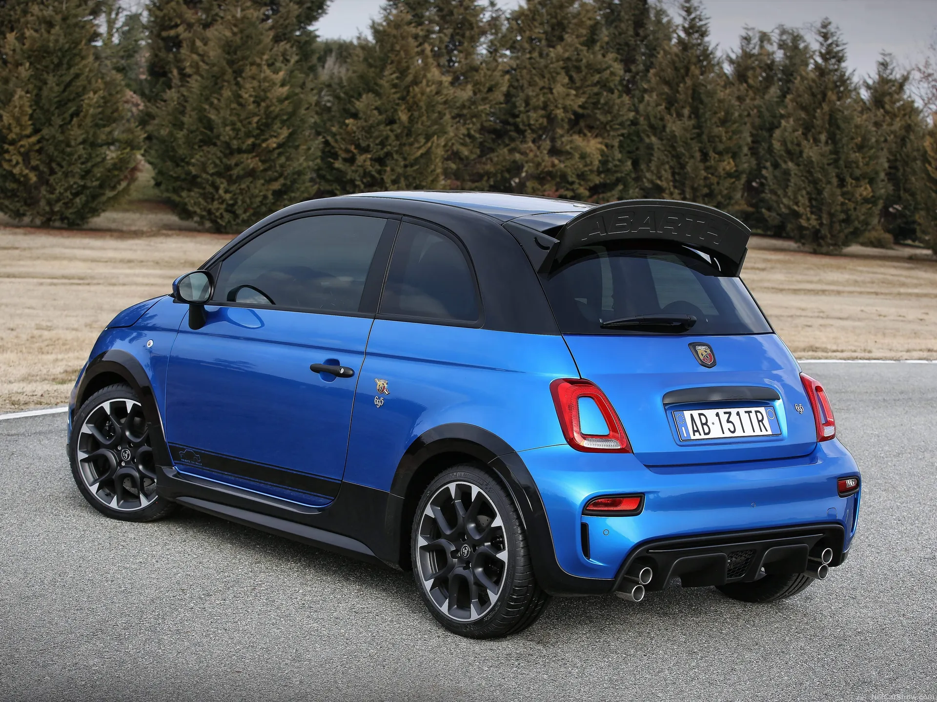 Fiat 695 Abarth Tributo 131 Rally (2022) – zadní tříčtvrteční pohled