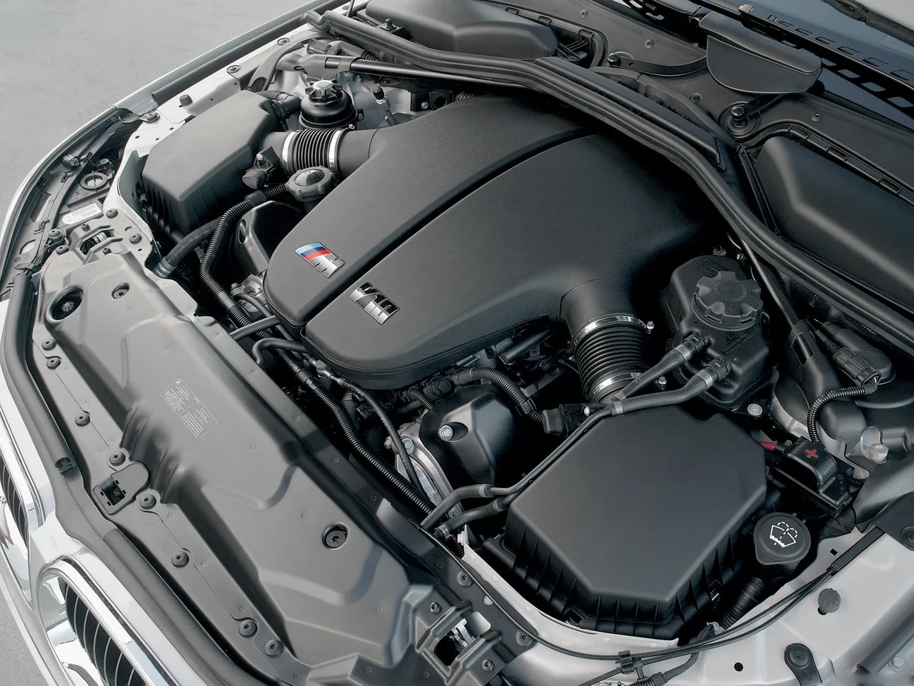 BMW M5 (2005) – motorový prostor