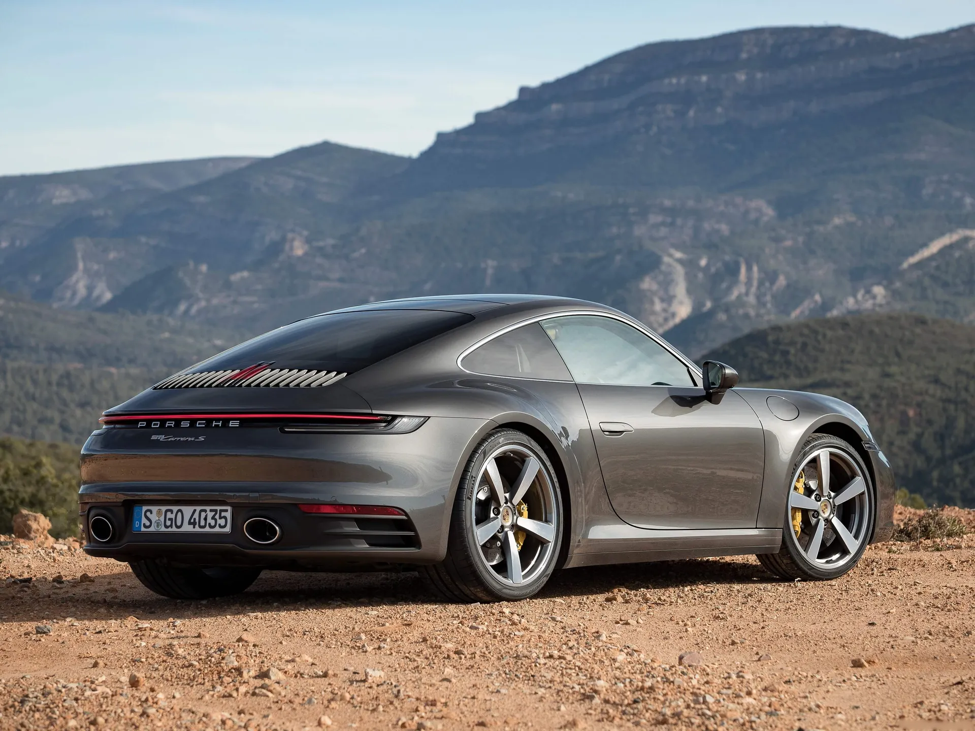 Porsche 911 Carrera S (2019) – zadní tříčtvrteční pohled