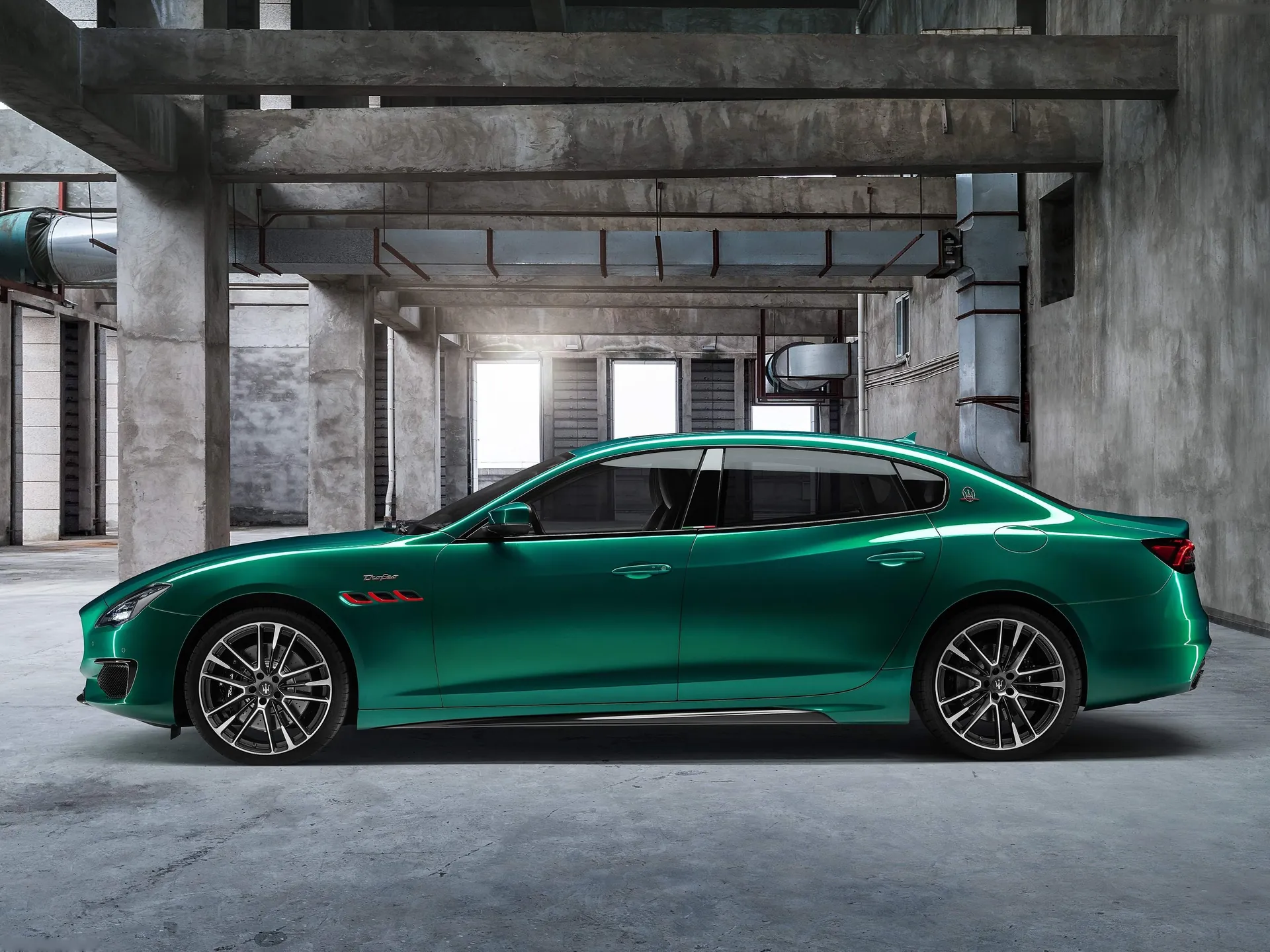 Maserati Quattroporte Trofeo (2021) – boční profil