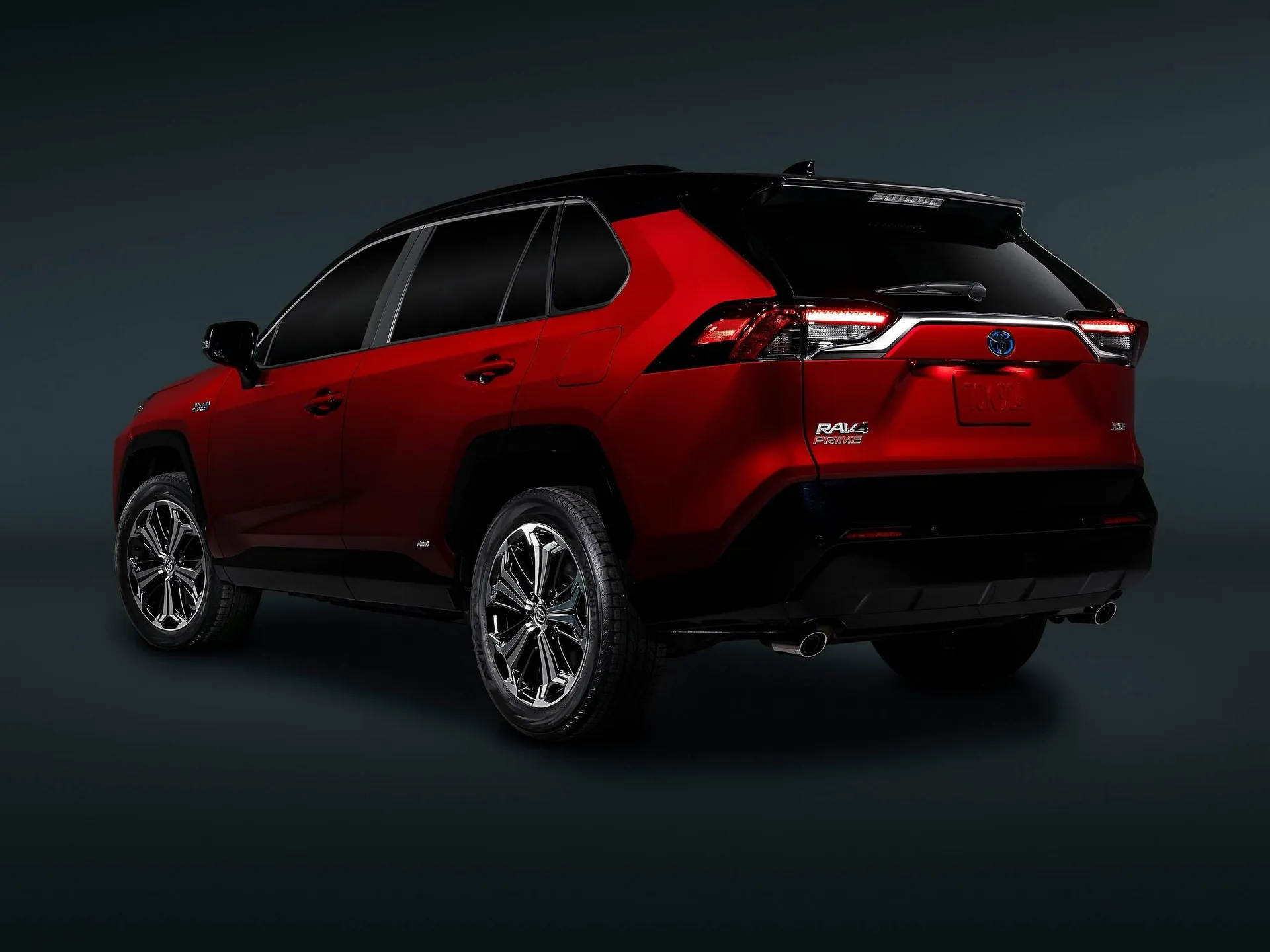 Toyota RAV4 Prime (2021) – zadní tříčtvrteční pohled