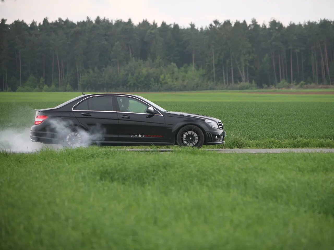 Edo Mercedes-Benz C63 AMG (2009) – boční profil