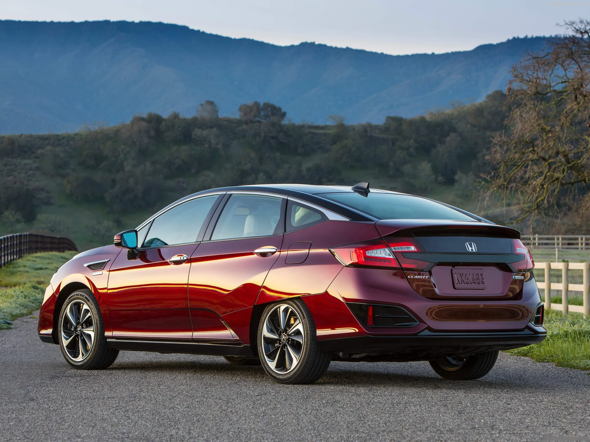 Honda Clarity Fuel Cell (2017) – zadní tříčtvrteční pohled