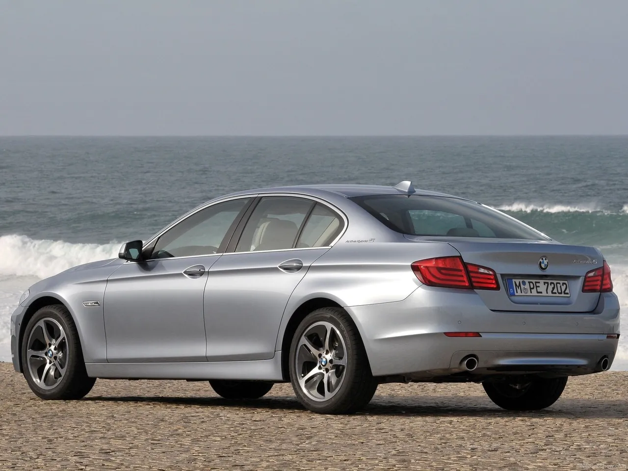 BMW 5 ActiveHybrid (2013) – zadní tříčtvrteční pohled