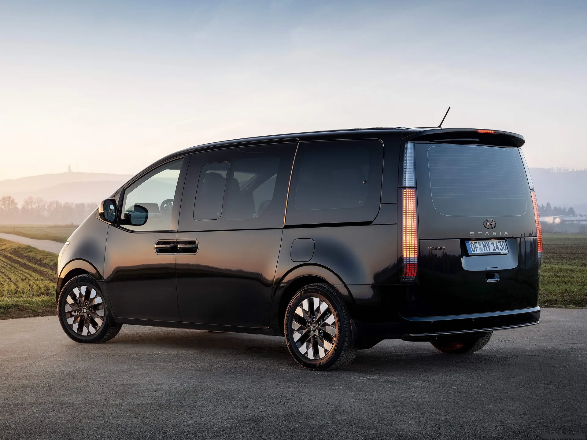 Hyundai Staria (2022) – zadní tříčtvrteční pohled
