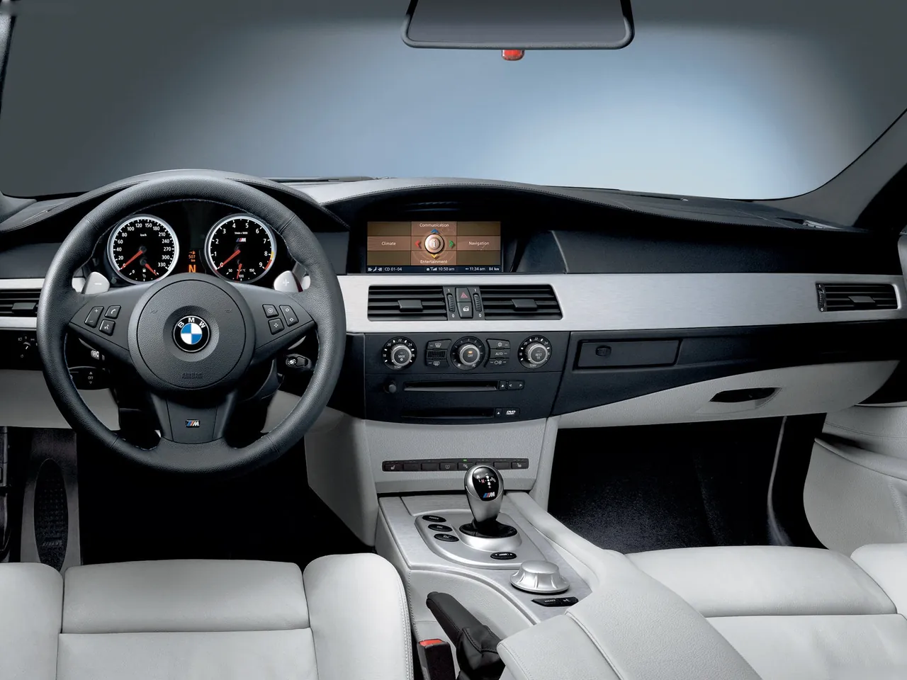 BMW M5 (2005) – interiér
