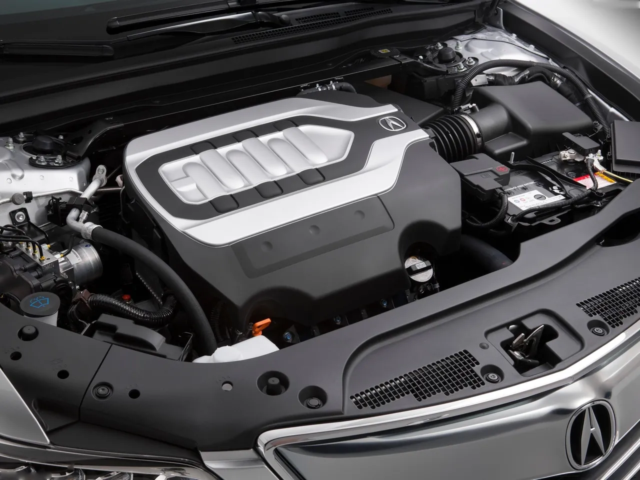 Acura RLX (2014) – motorový prostor