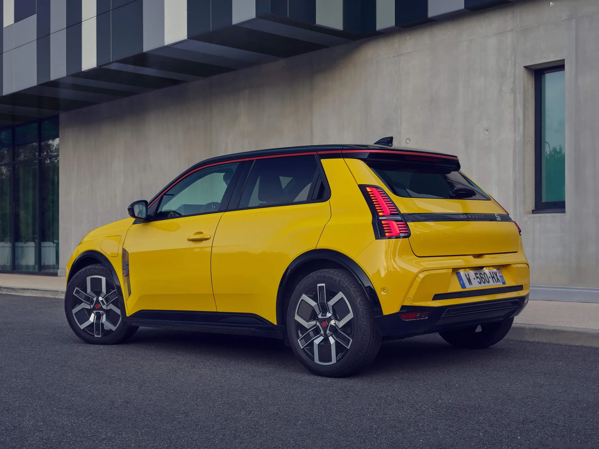 Renault 5 E-Tech (2025) – zadní tříčtvrteční pohled