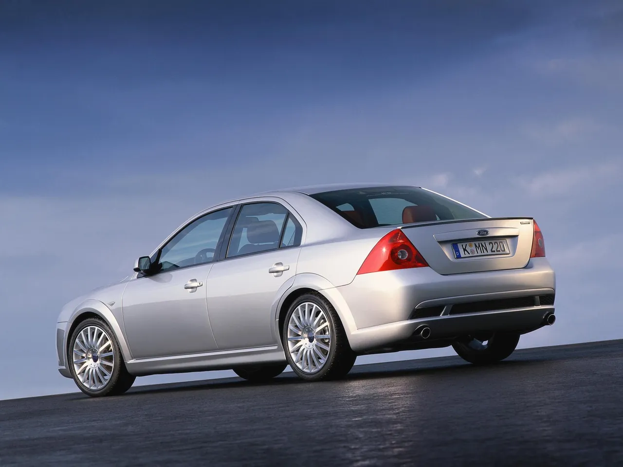 Ford Mondeo ST220 (2002) – zadní tříčtvrteční pohled
