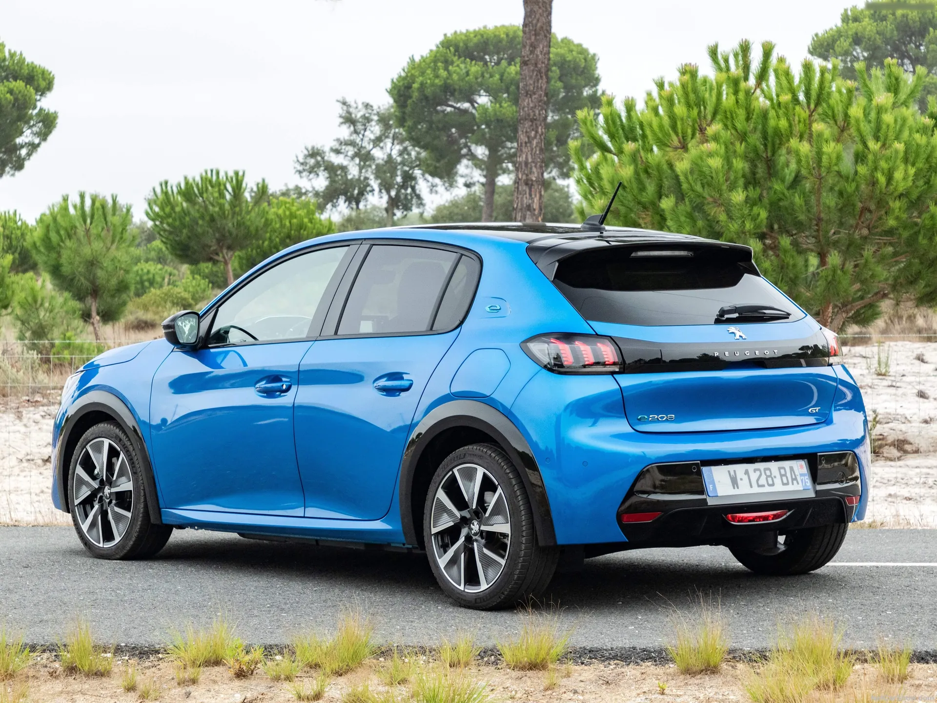 Peugeot e-208 (2020) – zadní tříčtvrteční pohled