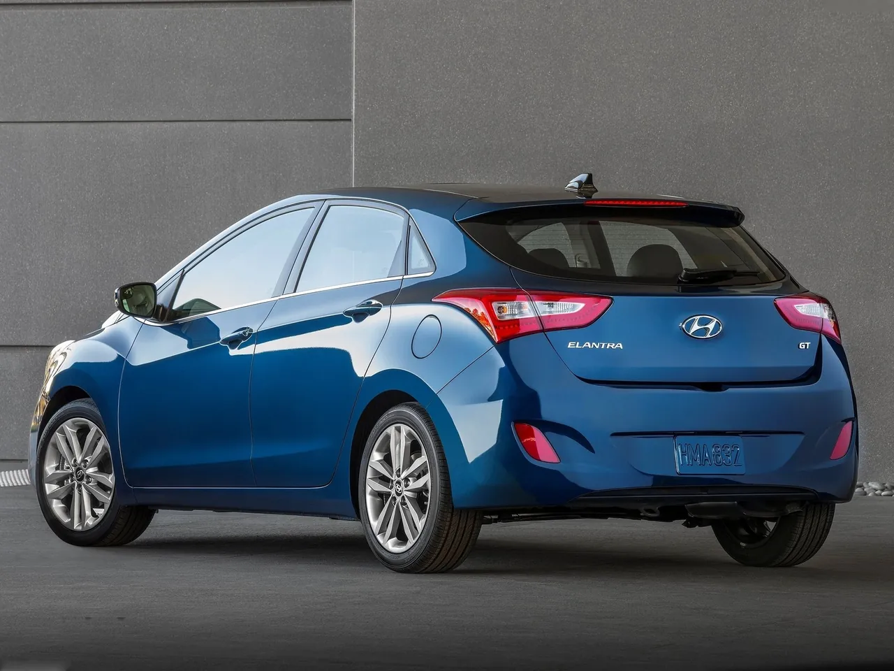 Hyundai Elantra GT (2016) – zadní tříčtvrteční pohled