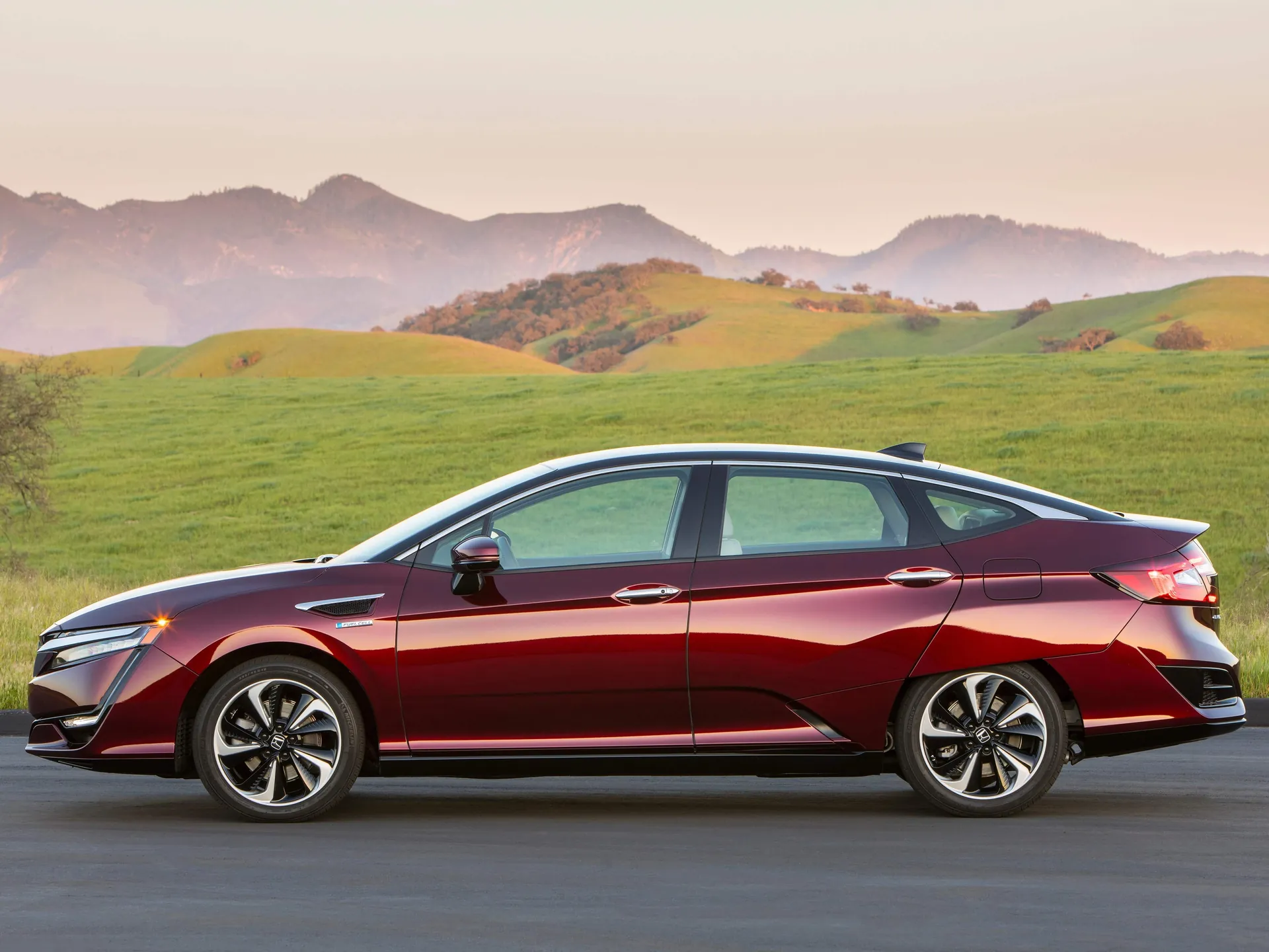 Honda Clarity Fuel Cell (2017) – boční profil