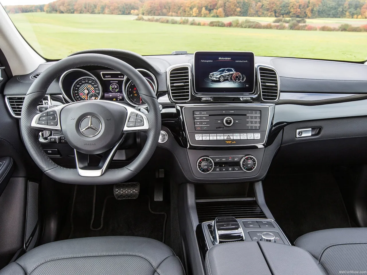 Mercedes-Benz GLE450 AMG 4Matic (2016) – interiér