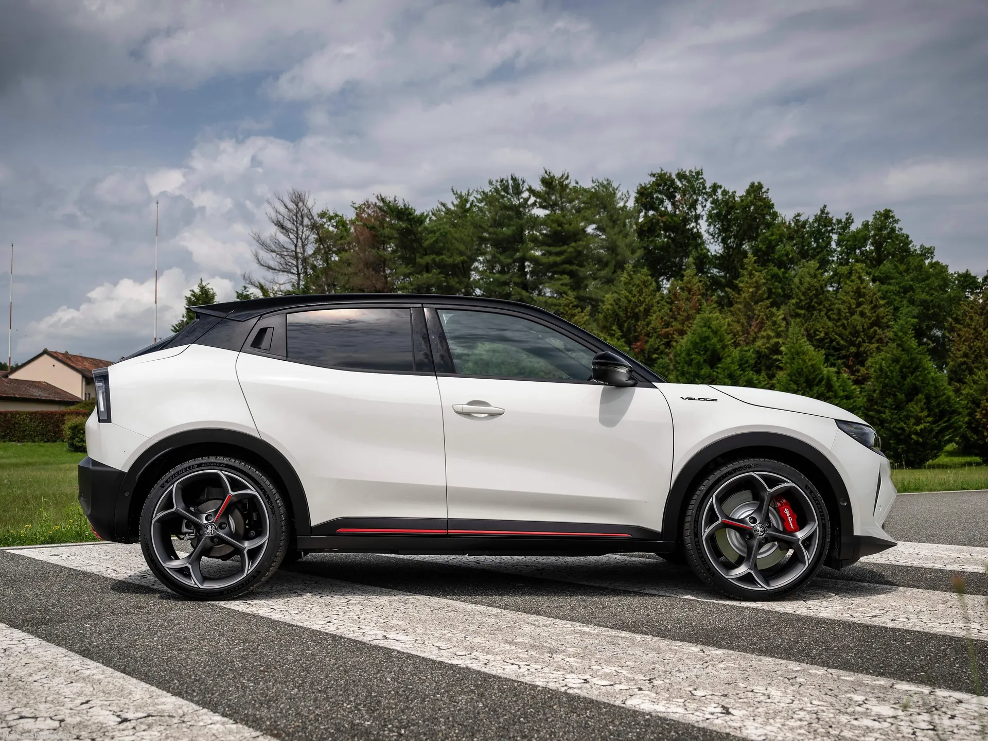 Alfa Romeo Junior (2025) – boční profil