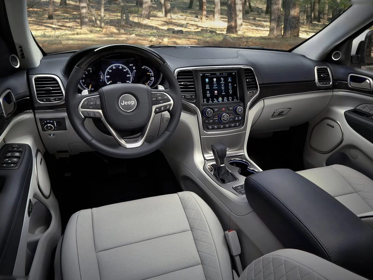 Jeep Grand Cherokee Summit (2017) – interiér